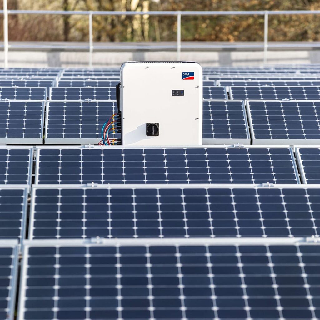 Solceller på tak och växelriktare från SMA – en komplett lösning för fossilfri elproduktion med förnybar energi.