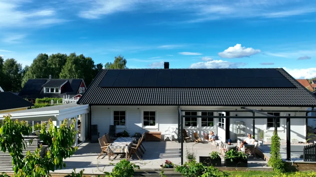 Vit villa i Karlstad med solceller på taket i soligt väder