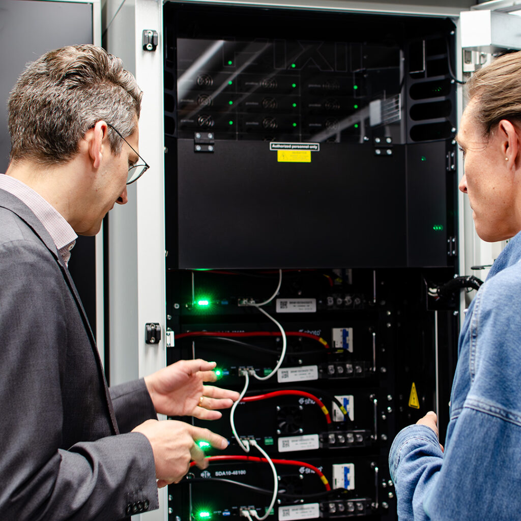 Kompakt batterilagringssystem för reservkraft installerat i företagsmiljö – säkerställer drift vid strömavbrott och skyddar verksamheten mot elavbrott.