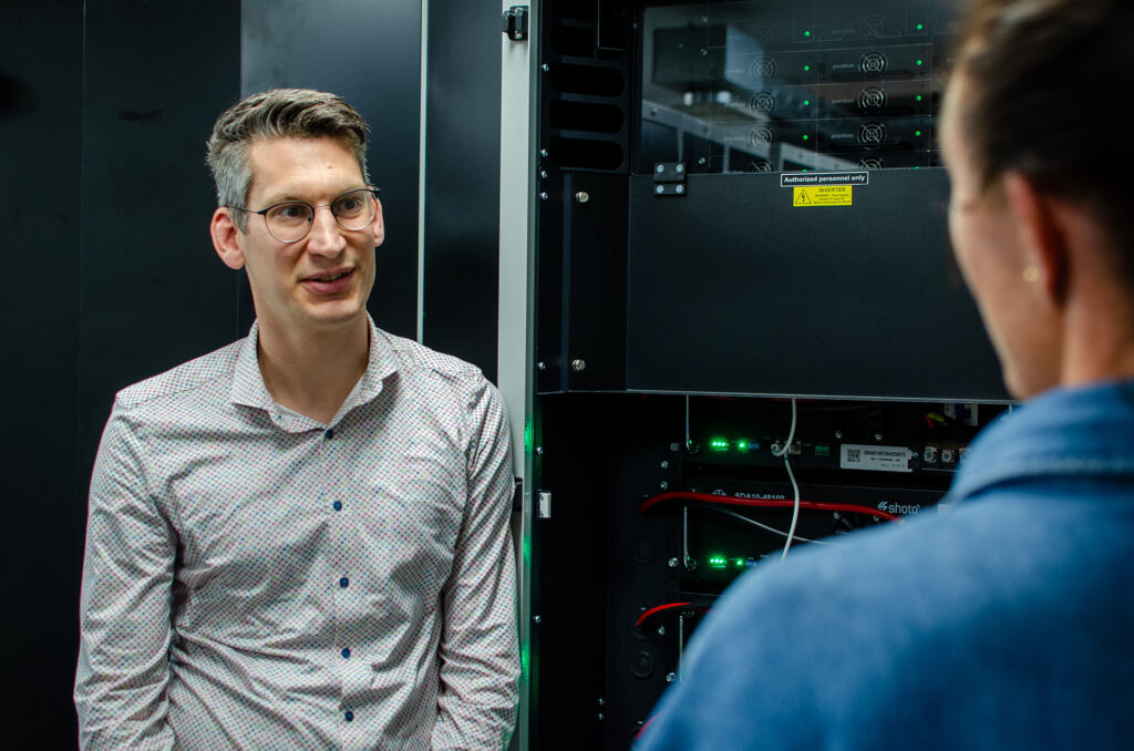 Daniel Scheffold visar hur batterilagring i kombination med solceller kan minska elnätsavgifter och skatter genom effektiv användning av förnybar energi.