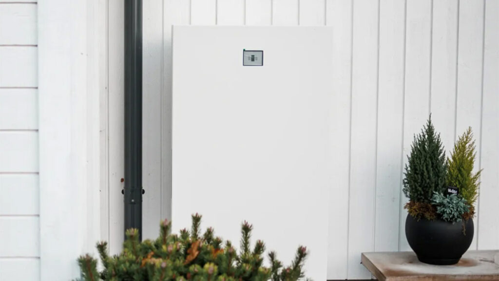 Emaldo solcellsbatteri installerat på husfasad – smart energilagring för villa