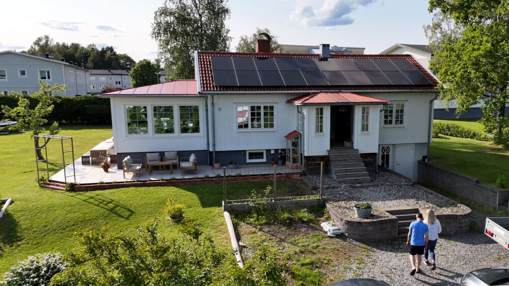 Familjen Sjöstedts villa med solceller och batterilagring hemma – 28 solpaneler på taket och tre batterier för lagring av el.