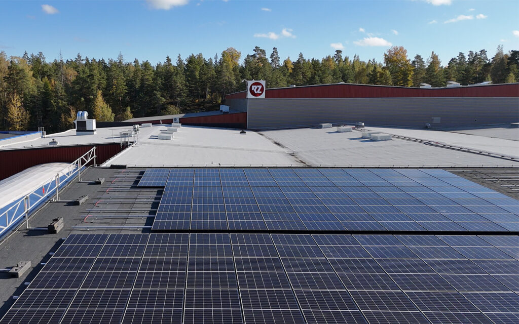 "Solcellsanläggning på industribyggnad från RZ ZamPart i Karlstad – hållbar energilösning för företag