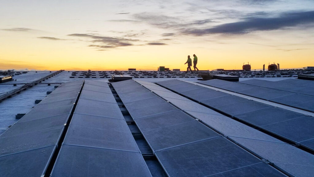 Solcellanläggning installerad på företagsfastighet i linje med EU:s energiprestandadirektiv EPBD och nya krav på solceller i byggnader.