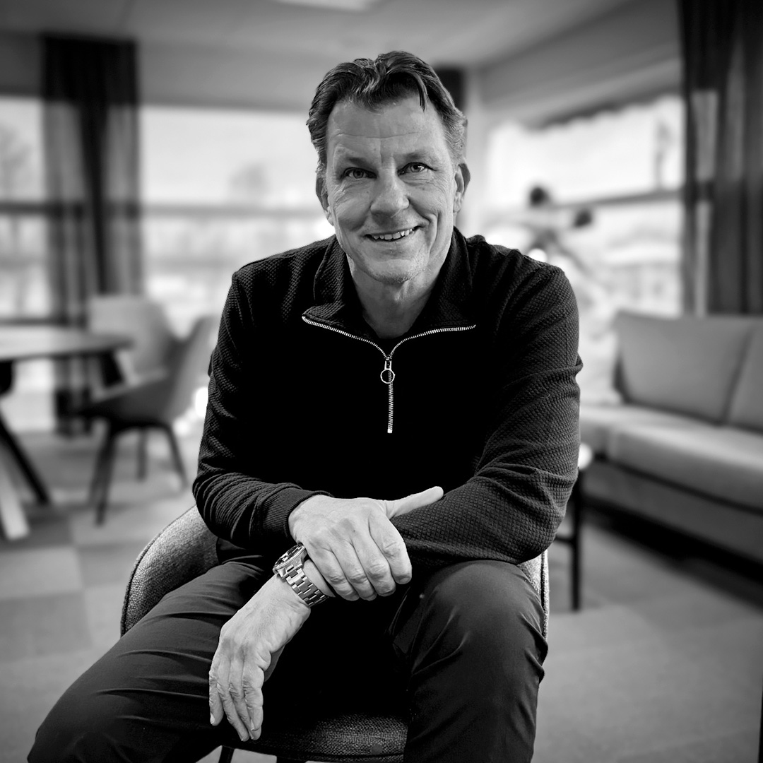 Fredrik Wedelstam, företagssäljare på Nordic Solar, porträtt i miljö